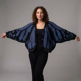 Blauer Schmetterling-Cardigan Damen mit Flügeldesign am Modell