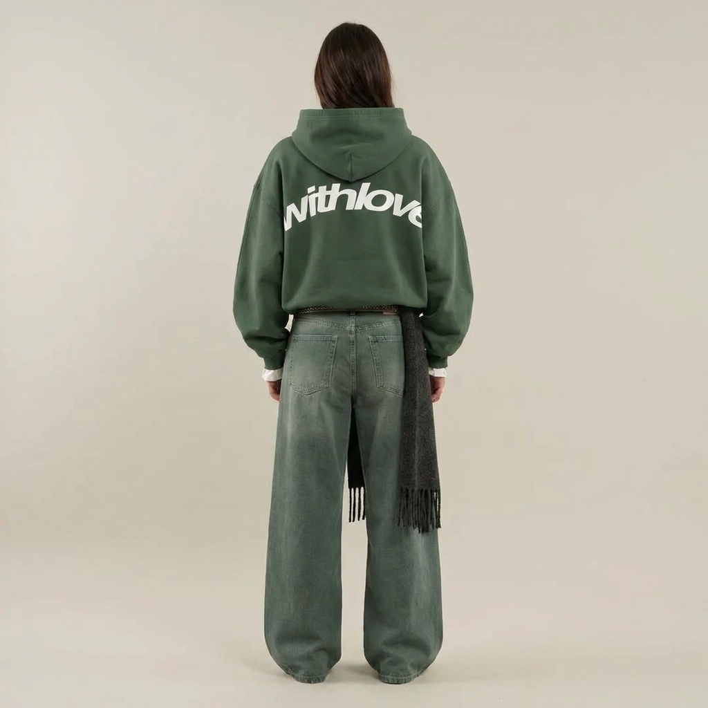 Grüner Hoodie Damen mit withlove-Backprint am Modell getragen