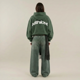 Grüner Hoodie Damen mit withlove-Backprint am Modell getragen