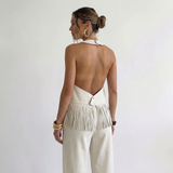 Rückenansicht des Neckholder-Tops aus Kunstleder mit offenem Rücken