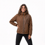 Braune wasserabweisende Regenjacke Damen seitlich mit Leopardenmuster im Regen