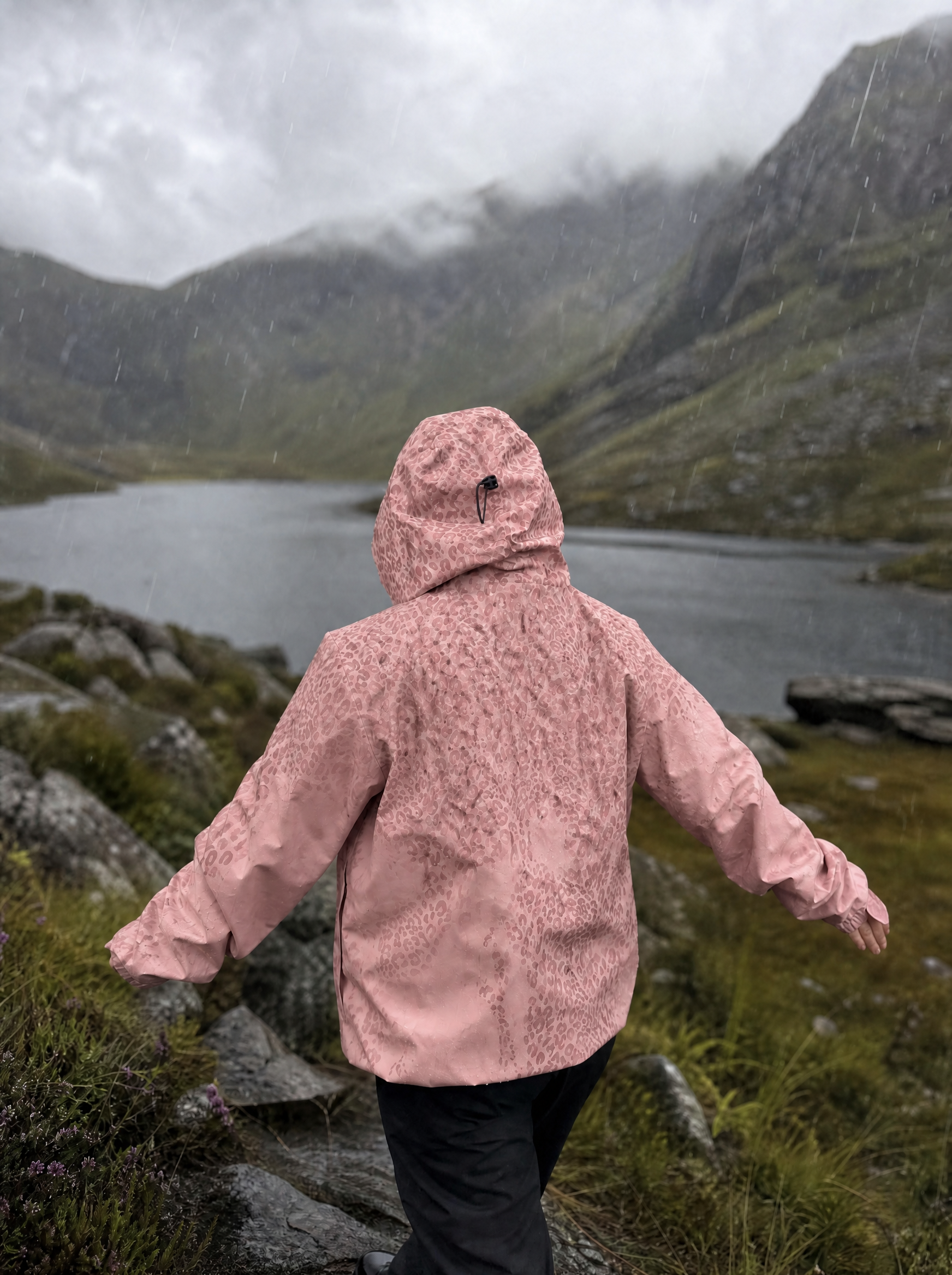 Rosa Regenjacke Damen mit Kapuze im Regen in den Bergen, Rückansicht