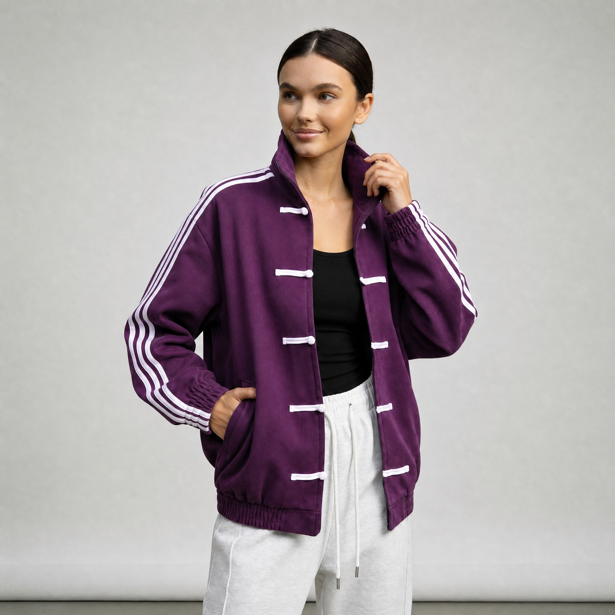 Yúmei Track Jacket Lila Seitenansicht mit Streifen und Stehkragen