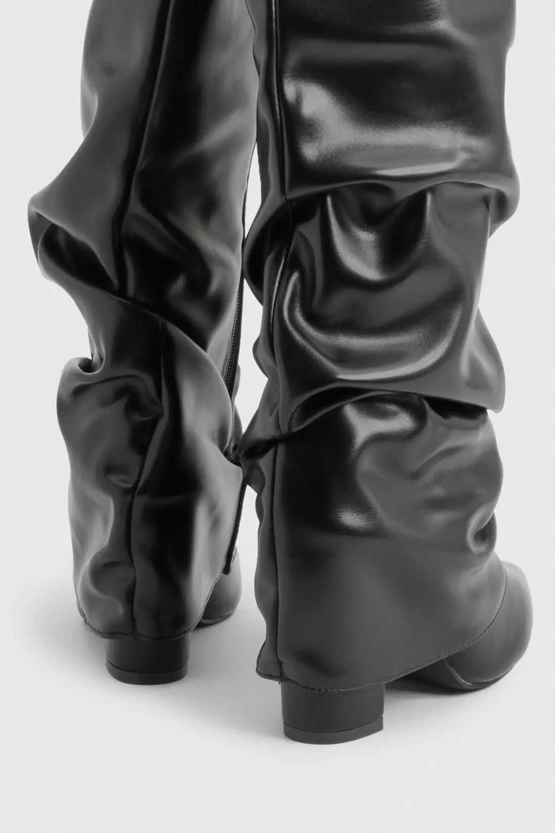 Marzella Slouch Boots | Faltstiefel mit Pointed Toe & Niedrigem Absatz