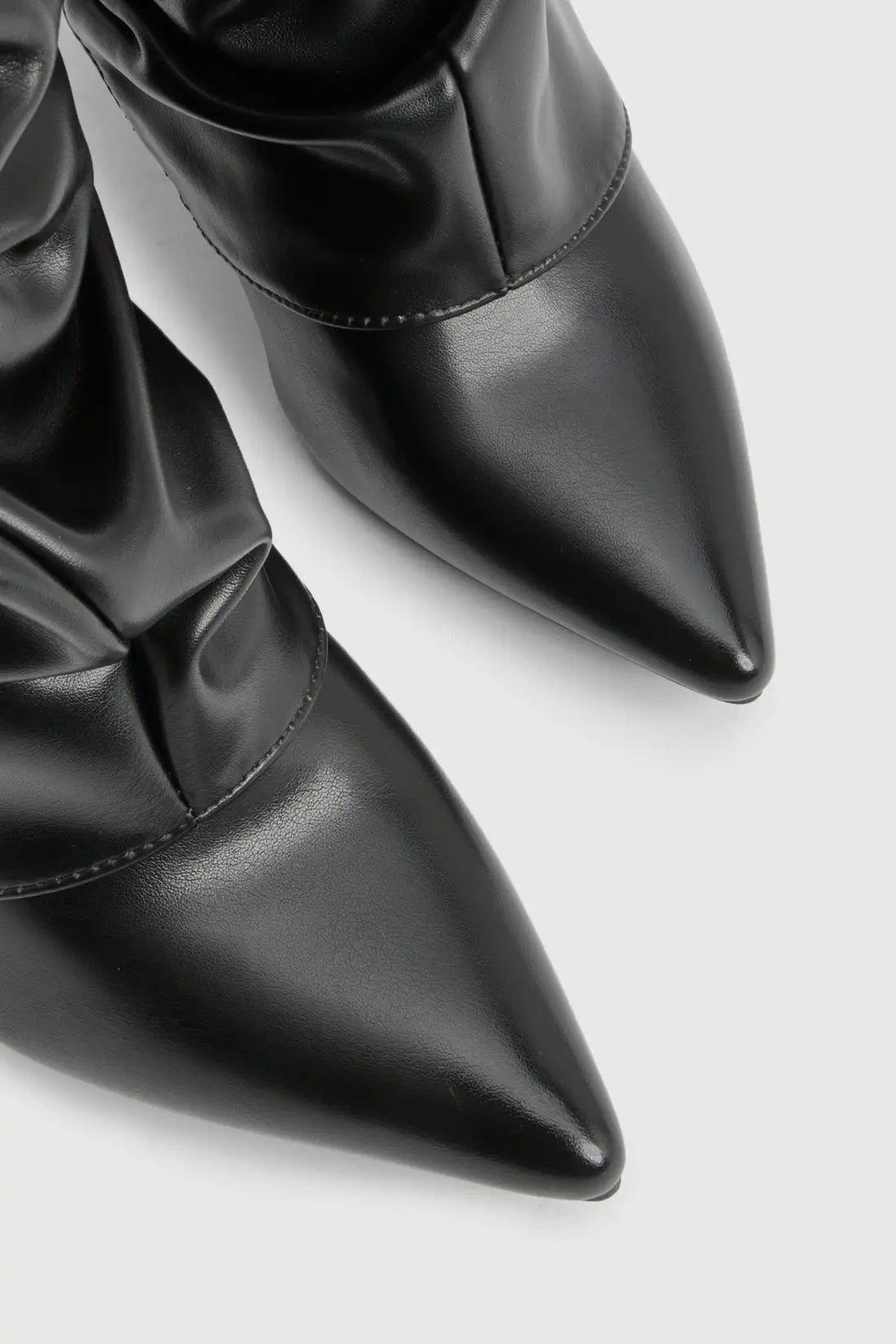 Marzella Slouch Boots | Faltstiefel mit Pointed Toe & Niedrigem Absatz