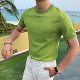Finn t-shirt in limoengroen in zomerse setting
