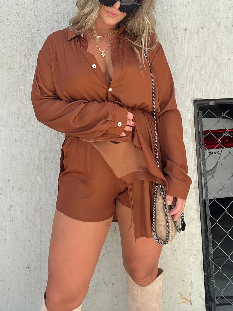 vrouw in satijnen tweedelige outfit
