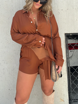 vrouw in satijnen tweedelige outfit

