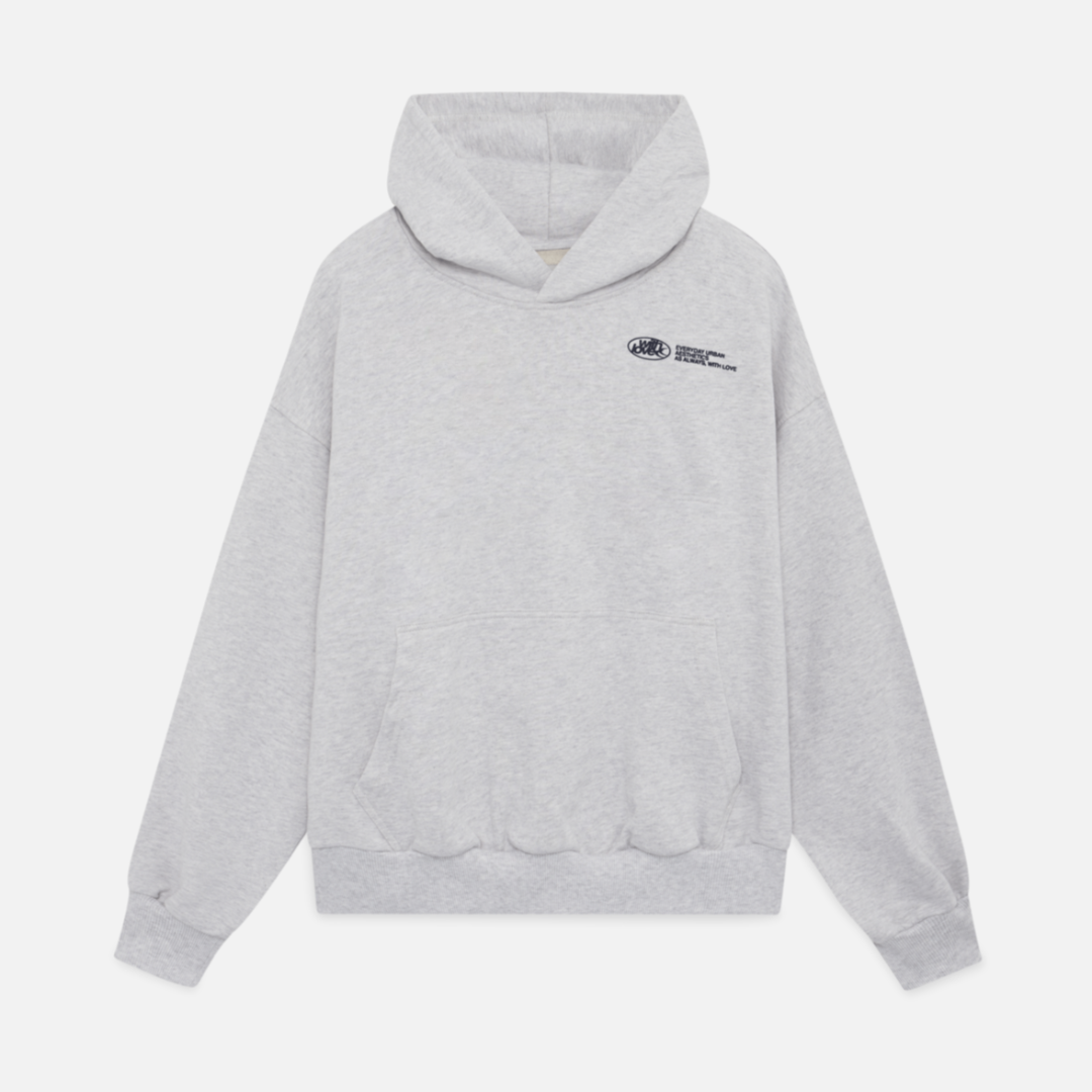 Grauer Hoodie mit kleinem Frontlogo auf hellem Hintergrund
