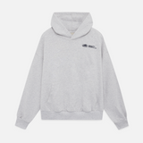 Grauer Hoodie mit kleinem Frontlogo auf hellem Hintergrund
