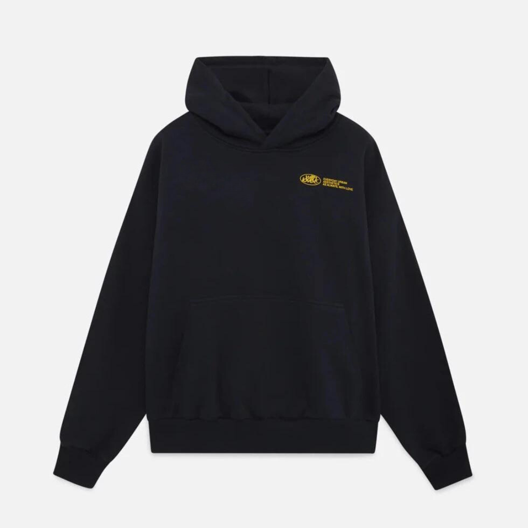 Schwarzer Hoodie mit gelbem Logo Vorderansicht mit Kapuze