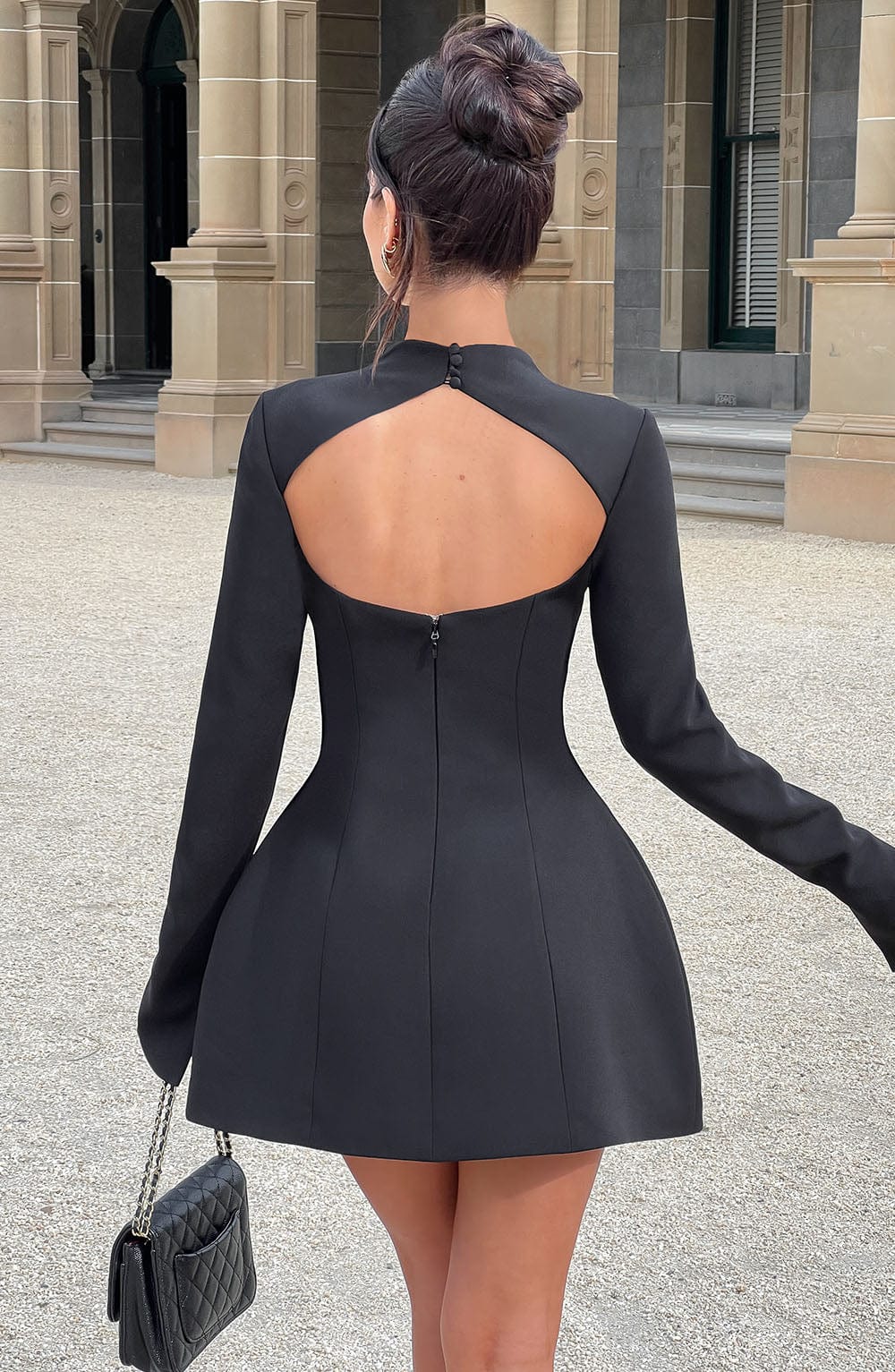 Schwarzes A-Linien Minikleid mit langen Ärmeln – Rückenansicht mit Cut-Out