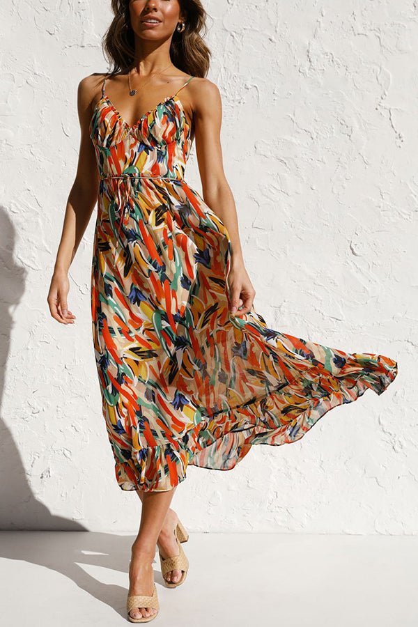 vrouwelijke zomerjurk met kleurrijk design
