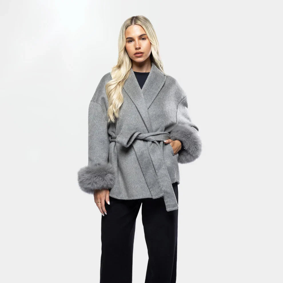 Close-up van Aurora Faux Fur Coat grijs, met strikceintuur en luxe faux fur mouwen
