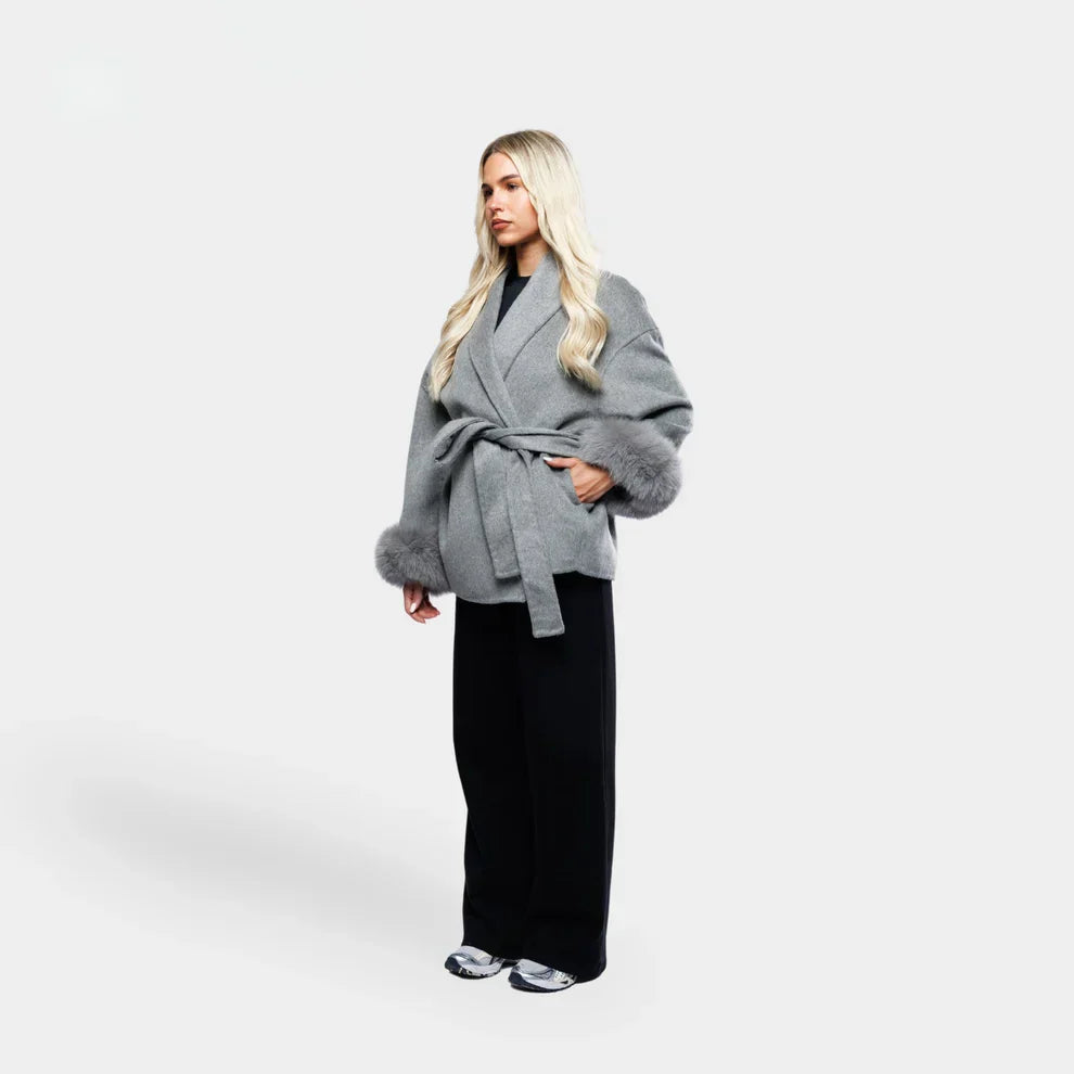 Vooraanzicht van Aurora Faux Fur Coat in grijs gecombineerd met zwarte broek
