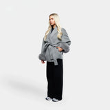 Vooraanzicht van Aurora Faux Fur Coat in grijs gecombineerd met zwarte broek
