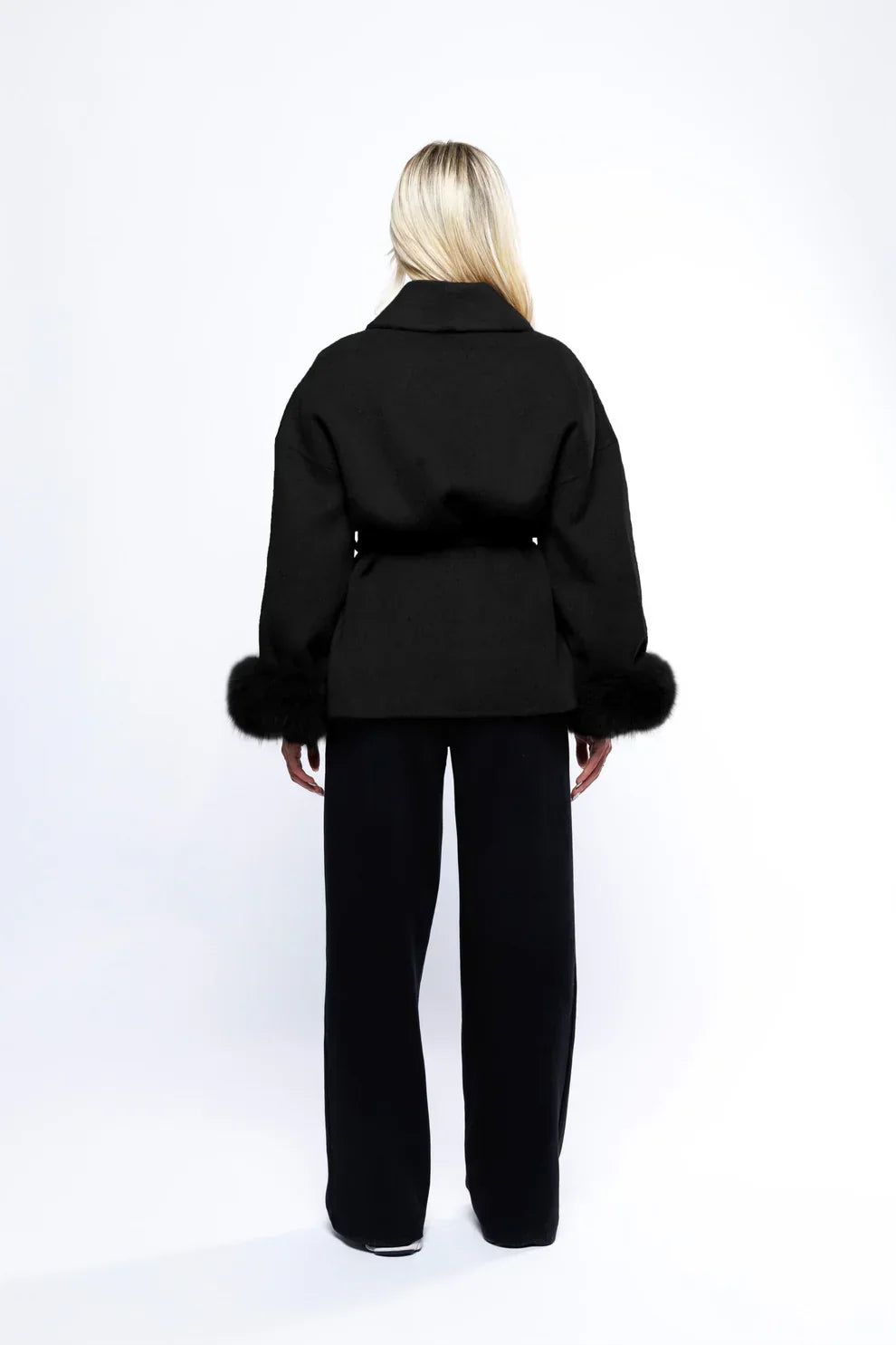 Achterkant van Aurora Faux Fur Coat in zwart met faux fur details
