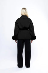 Achterkant van Aurora Faux Fur Coat in zwart met faux fur details
