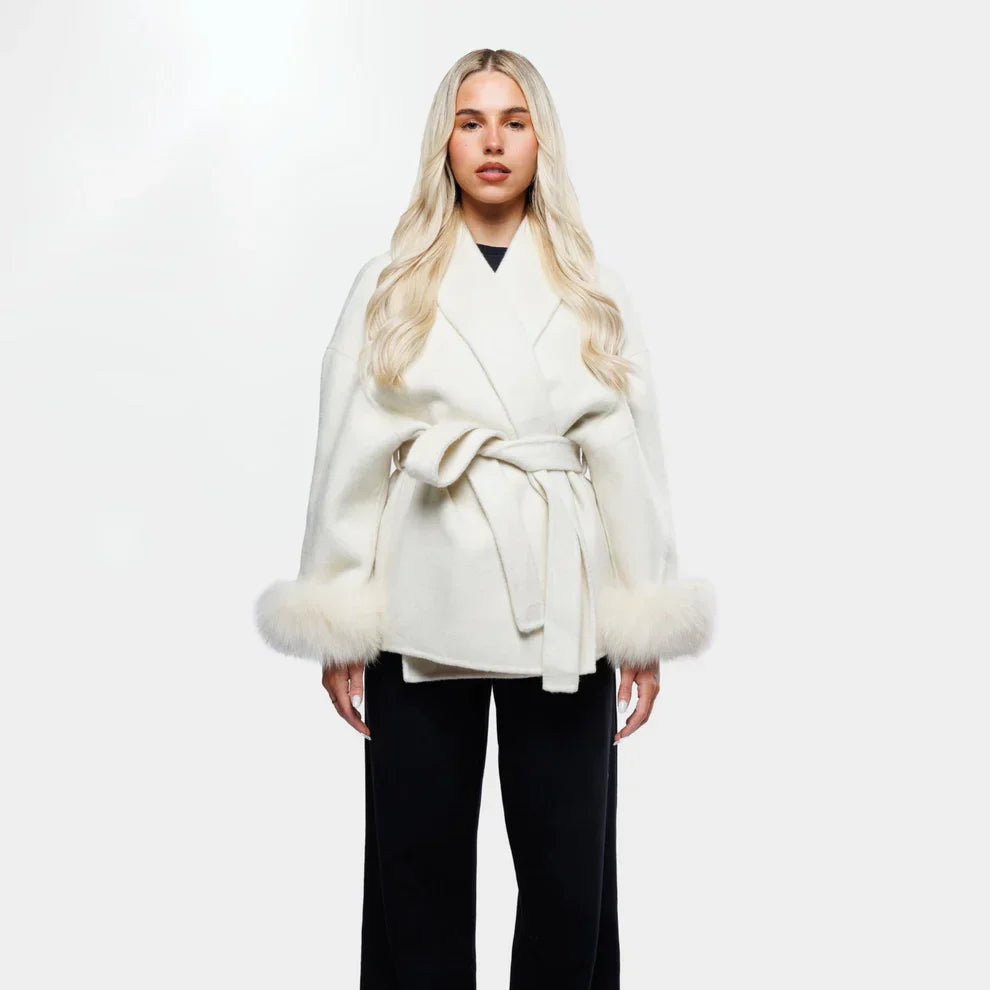 Model in Aurora Faux Fur Coat beige met open kraag en faux fur details
