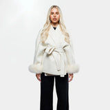 Model in Aurora Faux Fur Coat beige met open kraag en faux fur details
