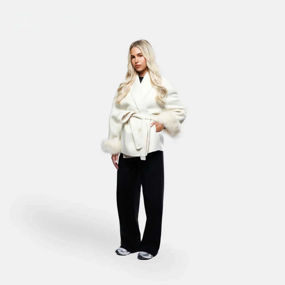 Aurora Faux Fur Coat in beige, gestyled met zwarte wijde broek
