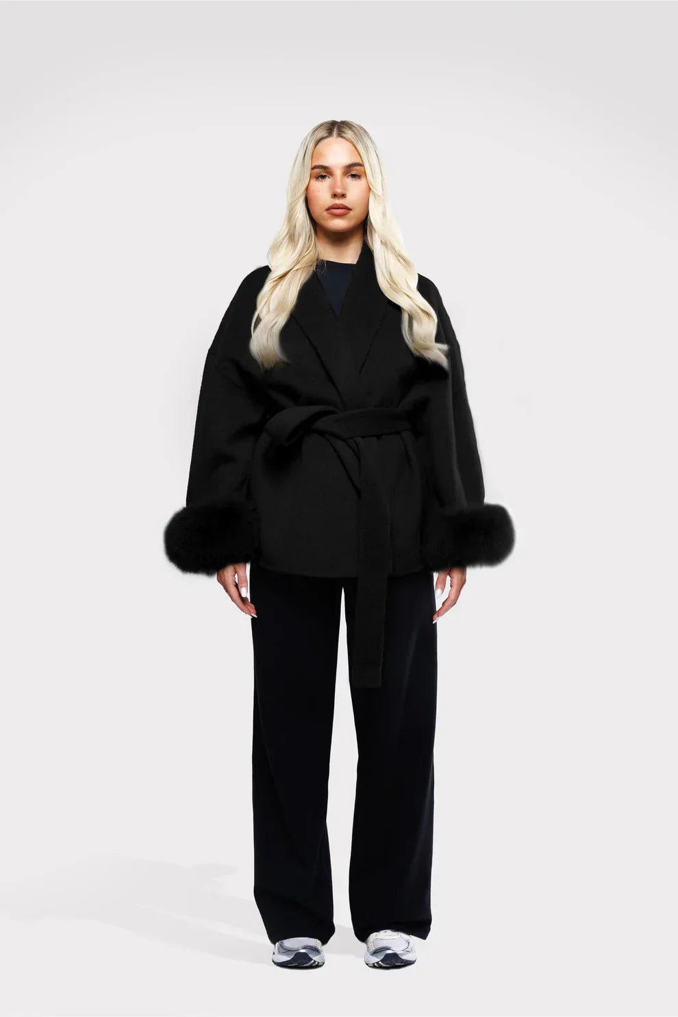 Aurora Faux Fur Coat zwart, casual gecombineerd met sneakers
