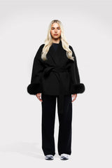 Aurora Faux Fur Coat zwart, casual gecombineerd met sneakers
