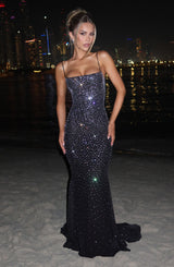 schwarzes Strass-Abendkleid am Strand bei Nacht
