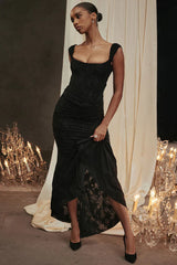 Celeste Fishtail Maxi Kleid in Schwarz – Figurbetontes Abendkleid mit Fishtail-Design