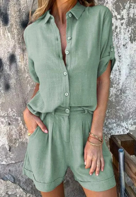 Groene linnen outfit met zomerse uitstraling
