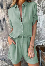 Groene linnen outfit met zomerse uitstraling
