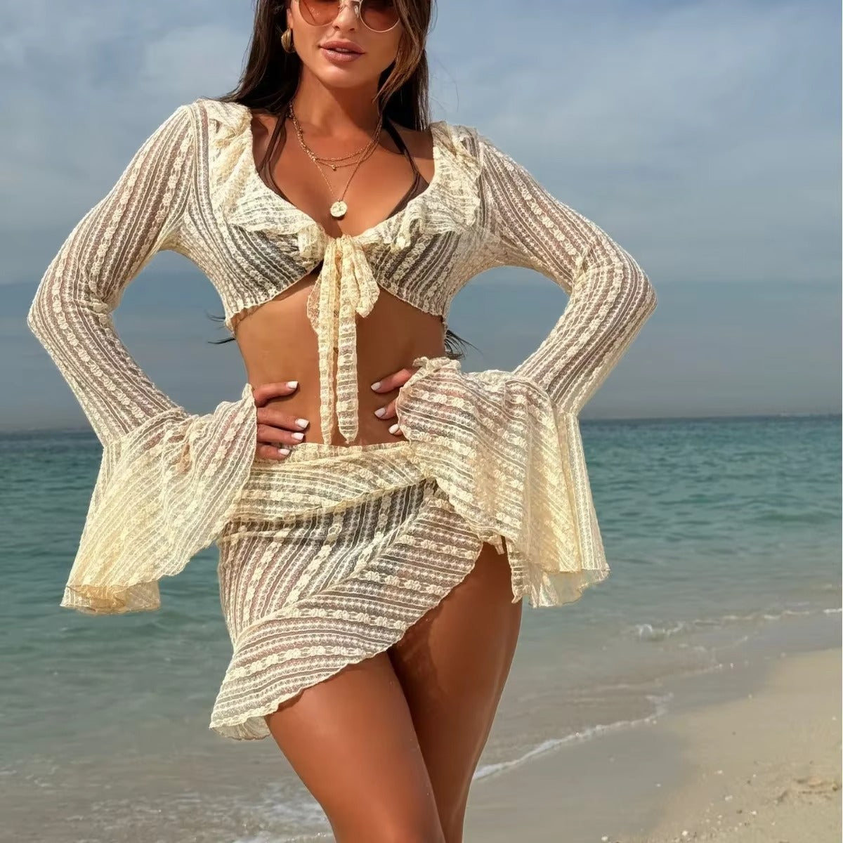 
Transparante strandset met bikini voor dames, Boho strandoutfit met wijd uitlopende mouwen, Set van bikini en strandkleding in crème en bruin, Fashionable beachwear met mesh details, Strandset met rok en top over bikini