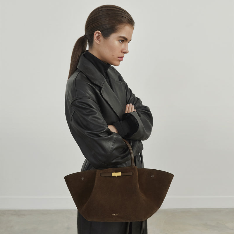 streetstyle: frau mit firenze tote small in coffee, casual look