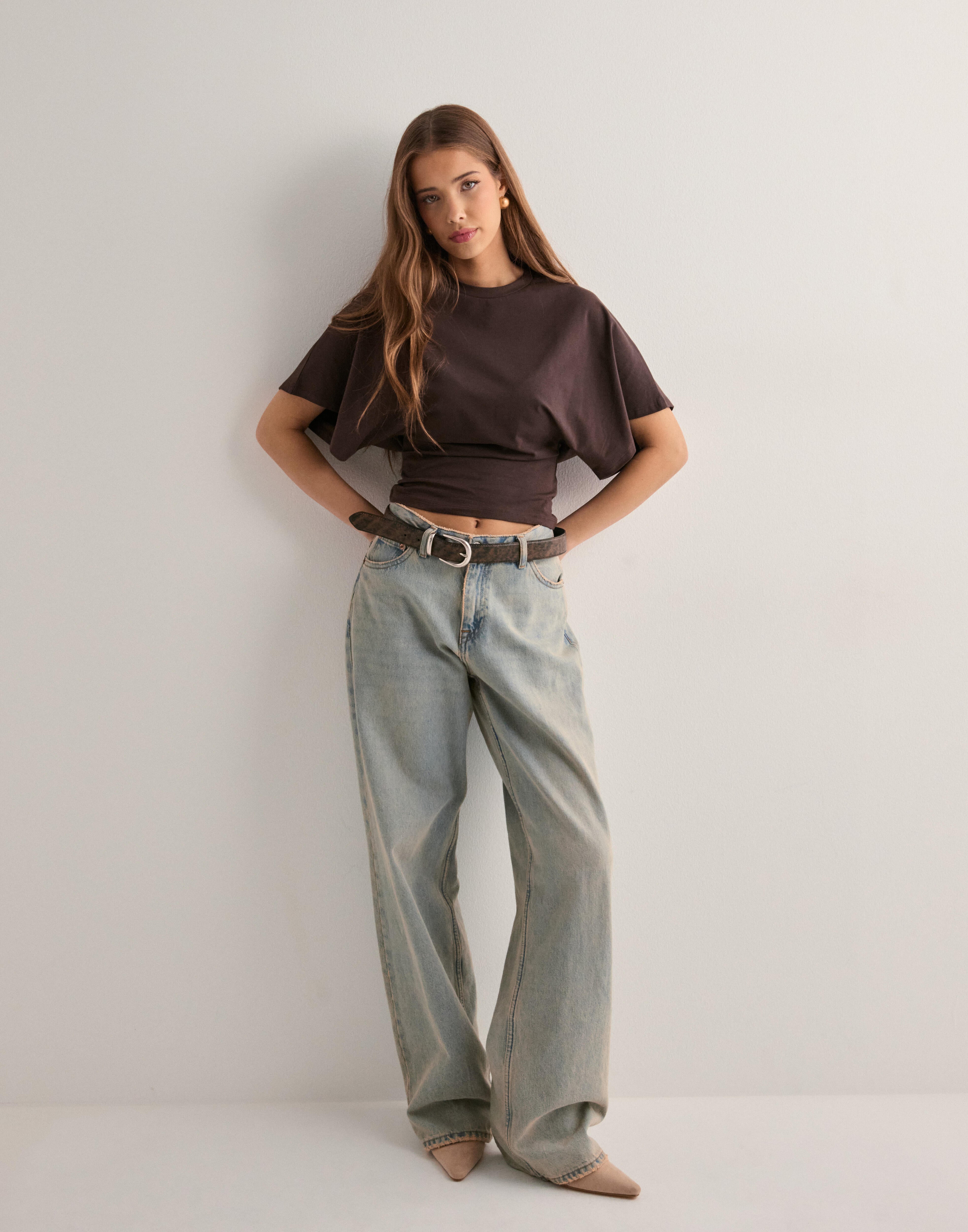 aubrielle drape tee gecombineerd met wide leg jeans