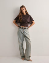 aubrielle drape tee gecombineerd met wide leg jeans