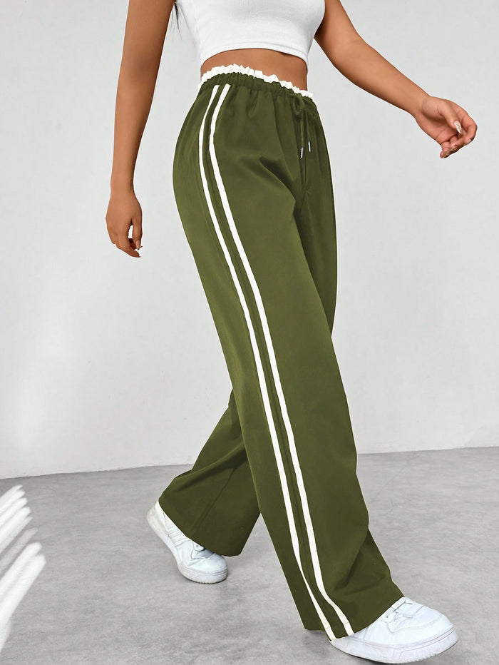 olijfgroene broek met sportieve streepdetails