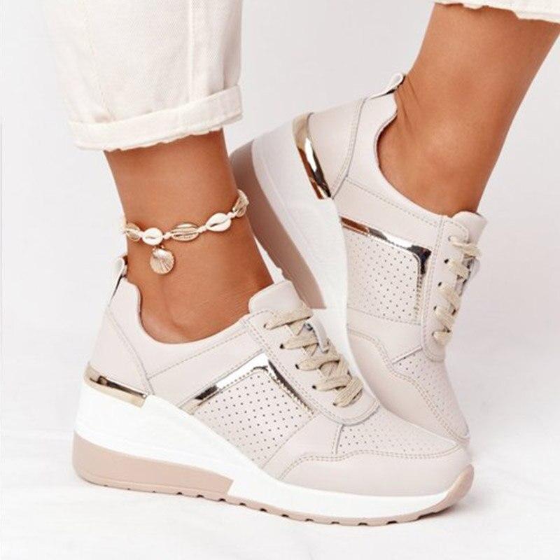 Beige Nanti Sneaker mit Metallic-Details von Talaine