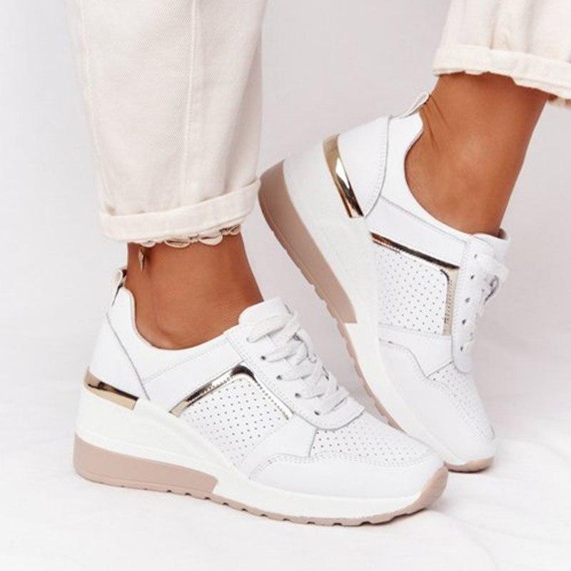 Weiße Nanti Keilabsatz-Sneaker von Talaine getragen