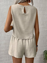 beige zomerset dames met shorts en mouwloze top
