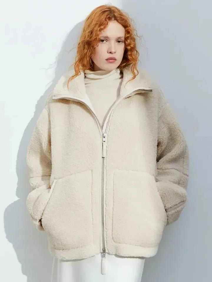Oversize Look mit TeddyWrap in Creme, seitliche Ansicht
