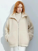 Oversize Look mit TeddyWrap in Creme, seitliche Ansicht
