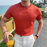 Finn t-shirt in roestrood met witte broek
