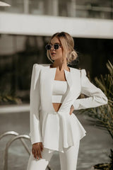 Eleganter Damen-Blazer mit Statement-Schultern in Weiß – Detailansicht