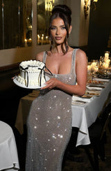 Nova’s Glow Abendkleid mit offenem Rücken
