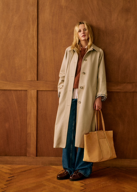 Model trägt Clara Trenchcoat – ganzer Look in Beige