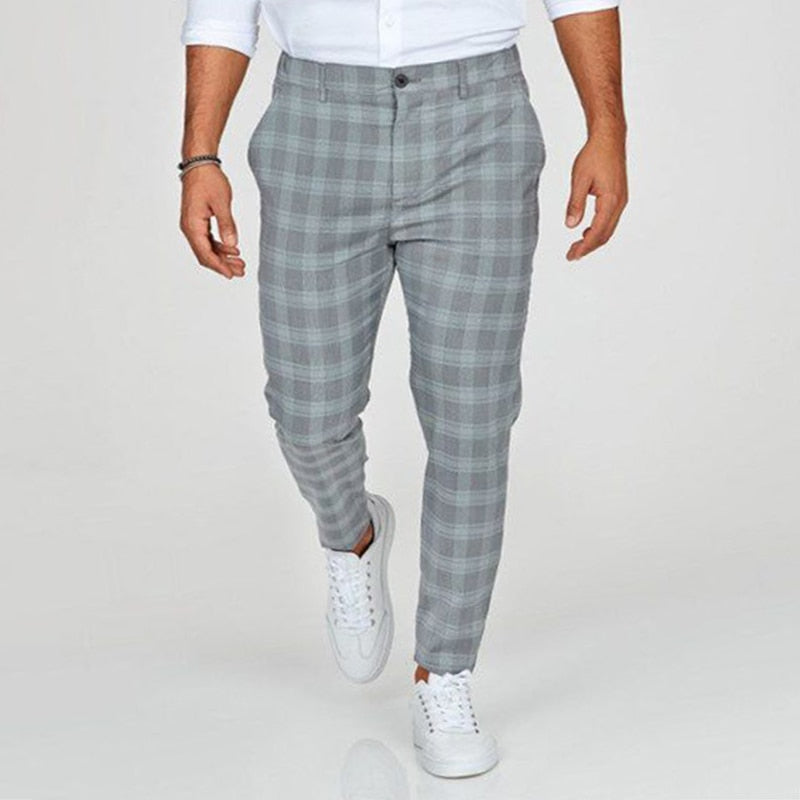 Bart chino broek gecombineerd met een casual shirt en loafers

