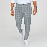 Bart chino broek gecombineerd met een casual shirt en loafers

