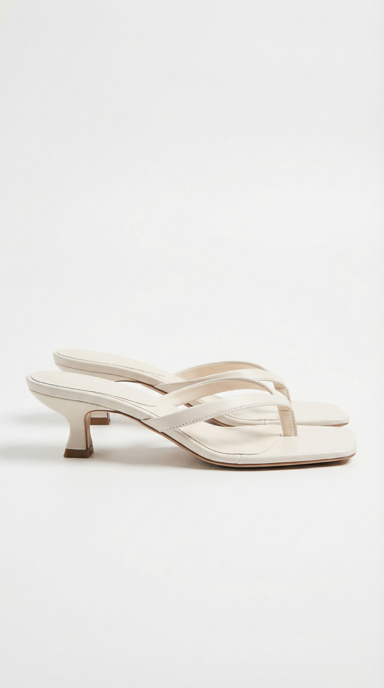 Kitten-Heel Sandalen Damen Weiß elegant – Rosalie von Talaine, seitliche Ansicht