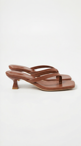 Kitten-Heel Sandalen Damen Braun elegant – Rosalie von Talaine, seitliche Ansicht