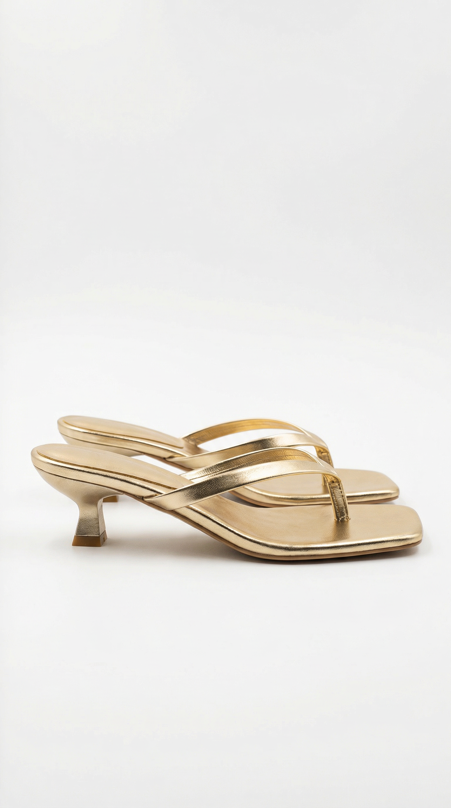 Kitten-Heel Sandalen Damen Gold elegant – Rosalie von Talaine, seitliche Ansicht